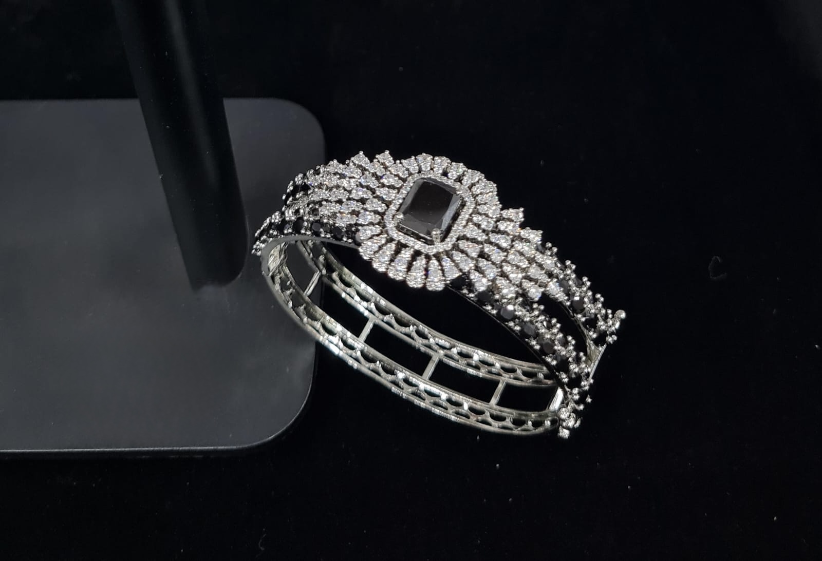 Royal Radiance Cuff 08246 - 8