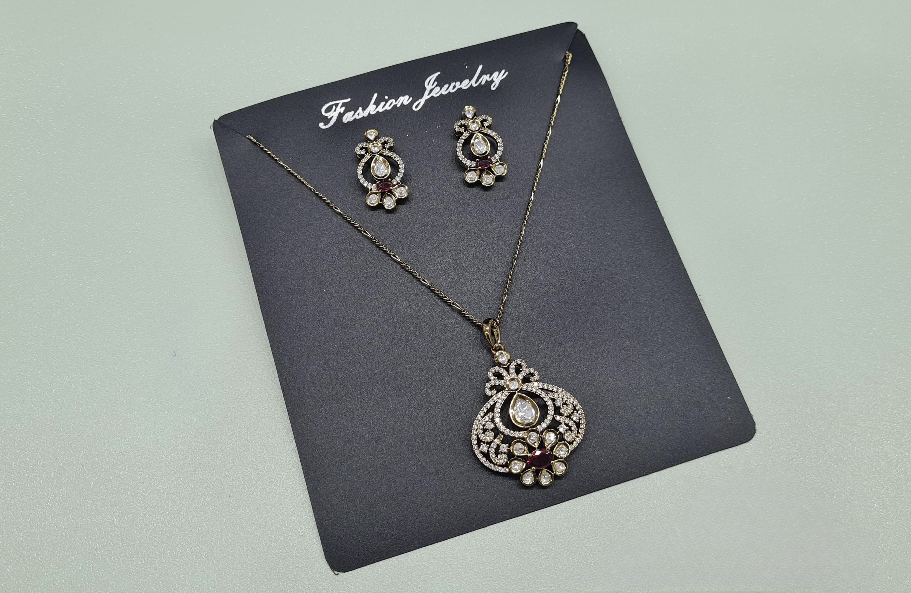Kundan Pendant 08523 - 4