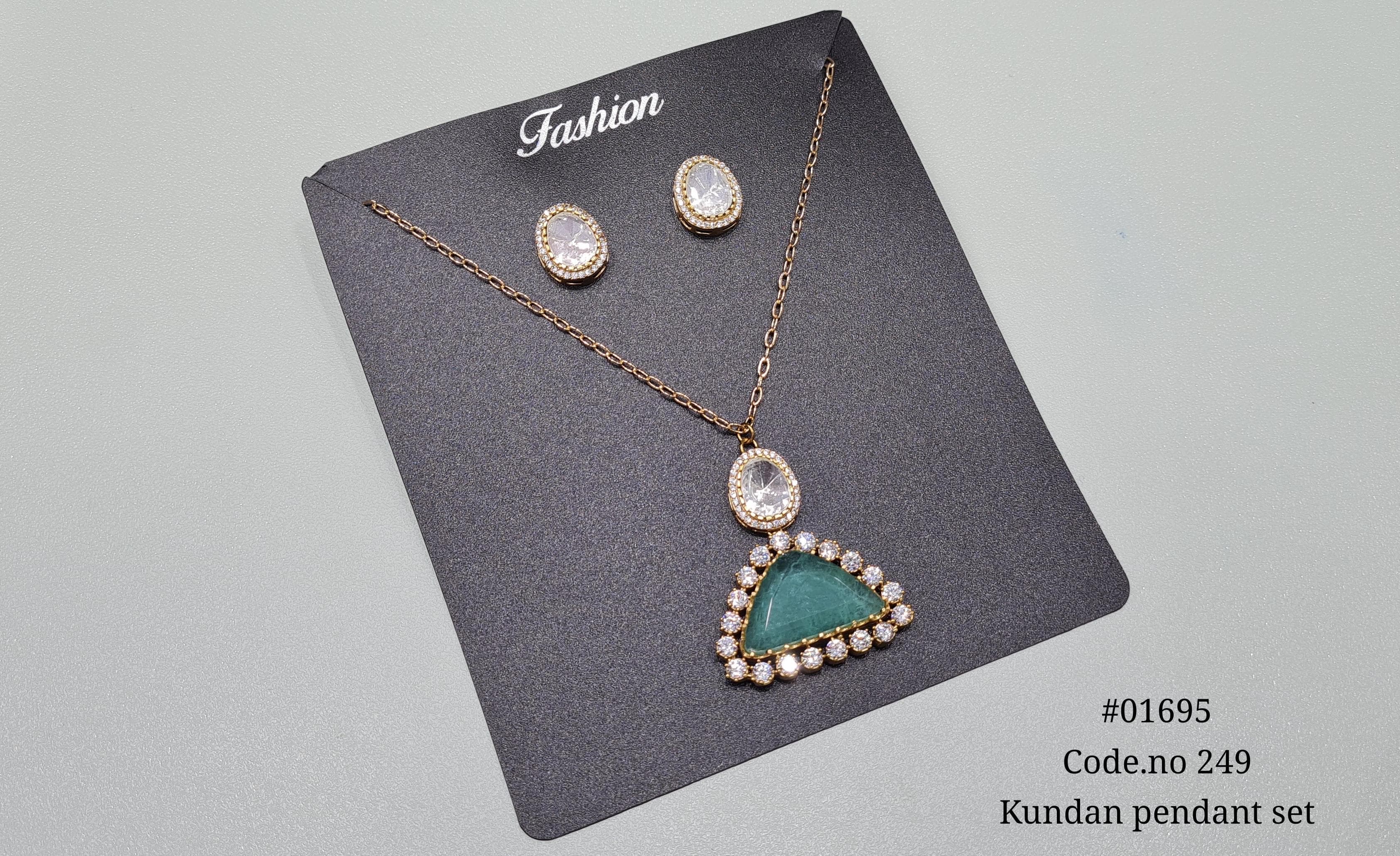 Doublet pendant 01695