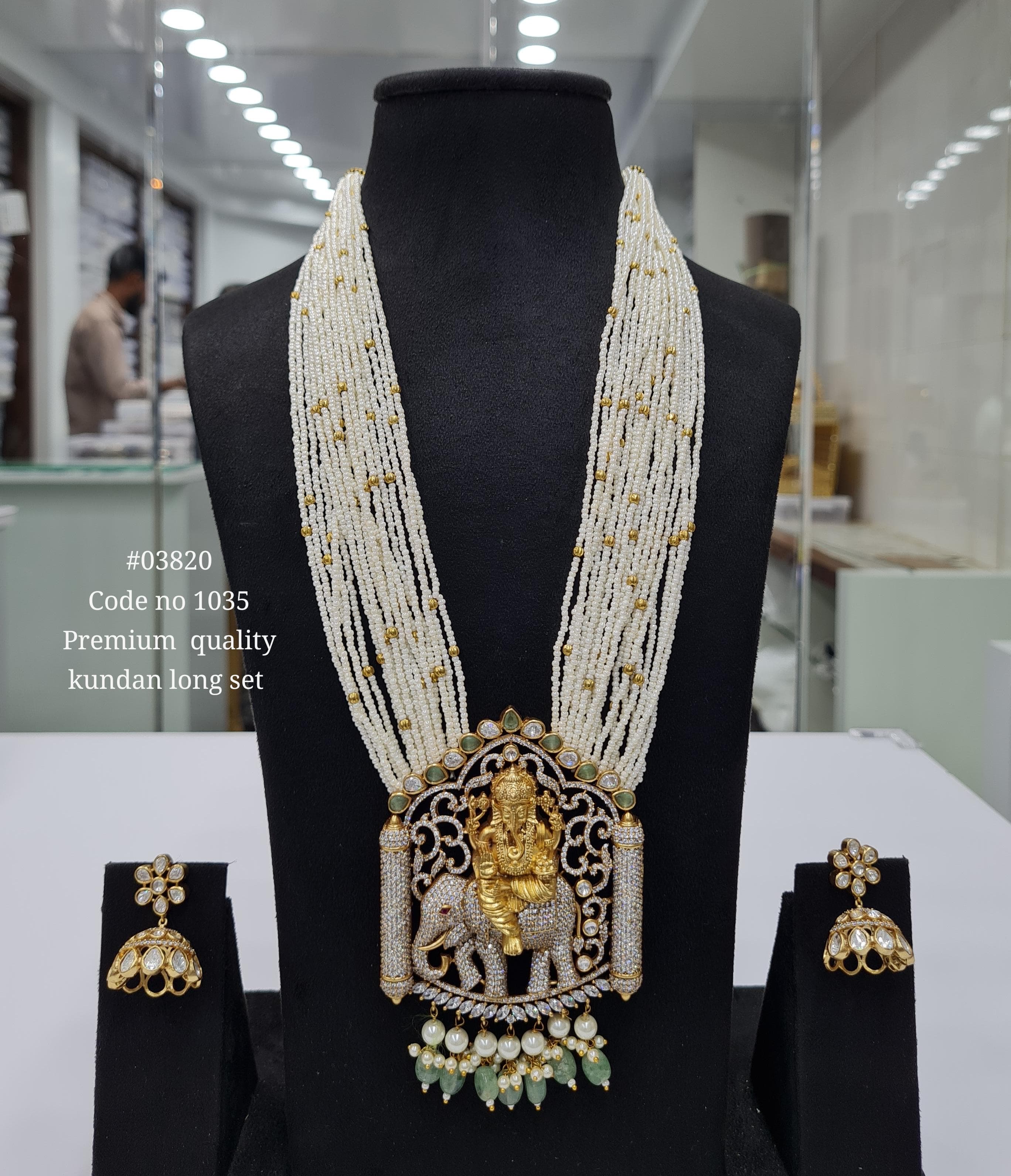 Kundan Temple Pendant 03820 - 3