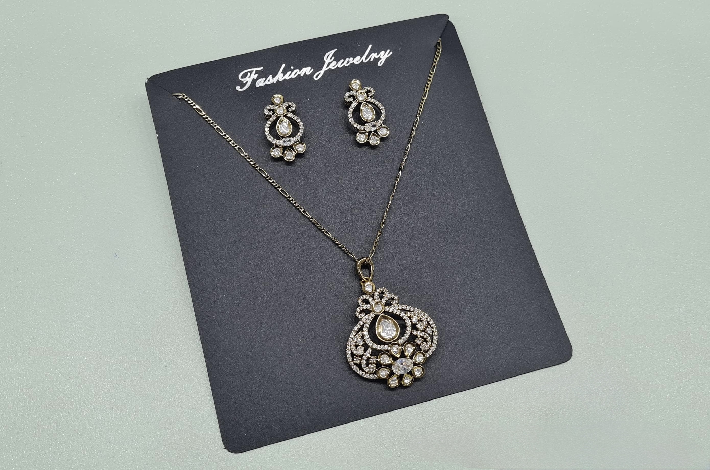 Kundan Pendant 08523 - 3