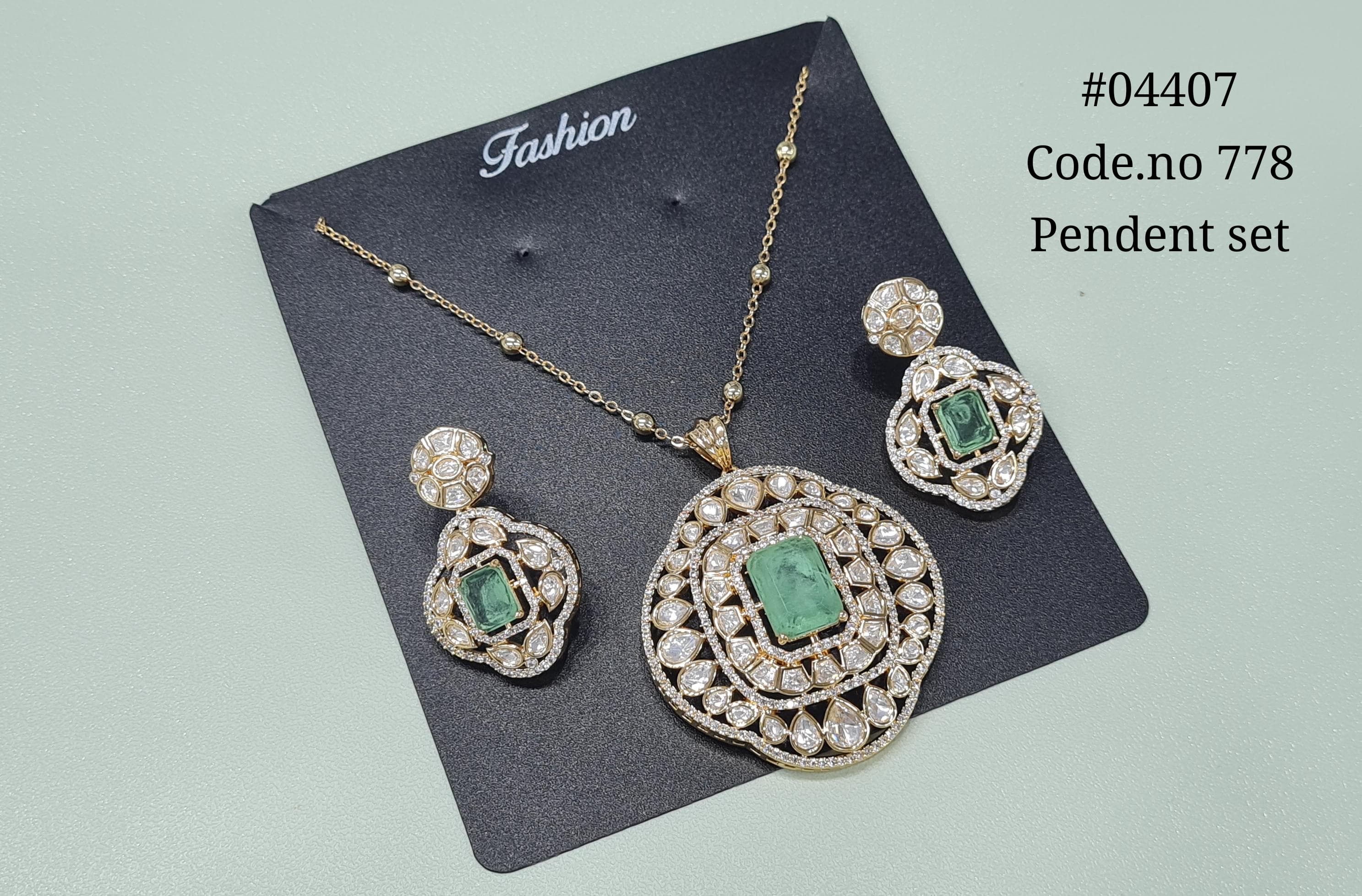 Kundan Pendant 04407