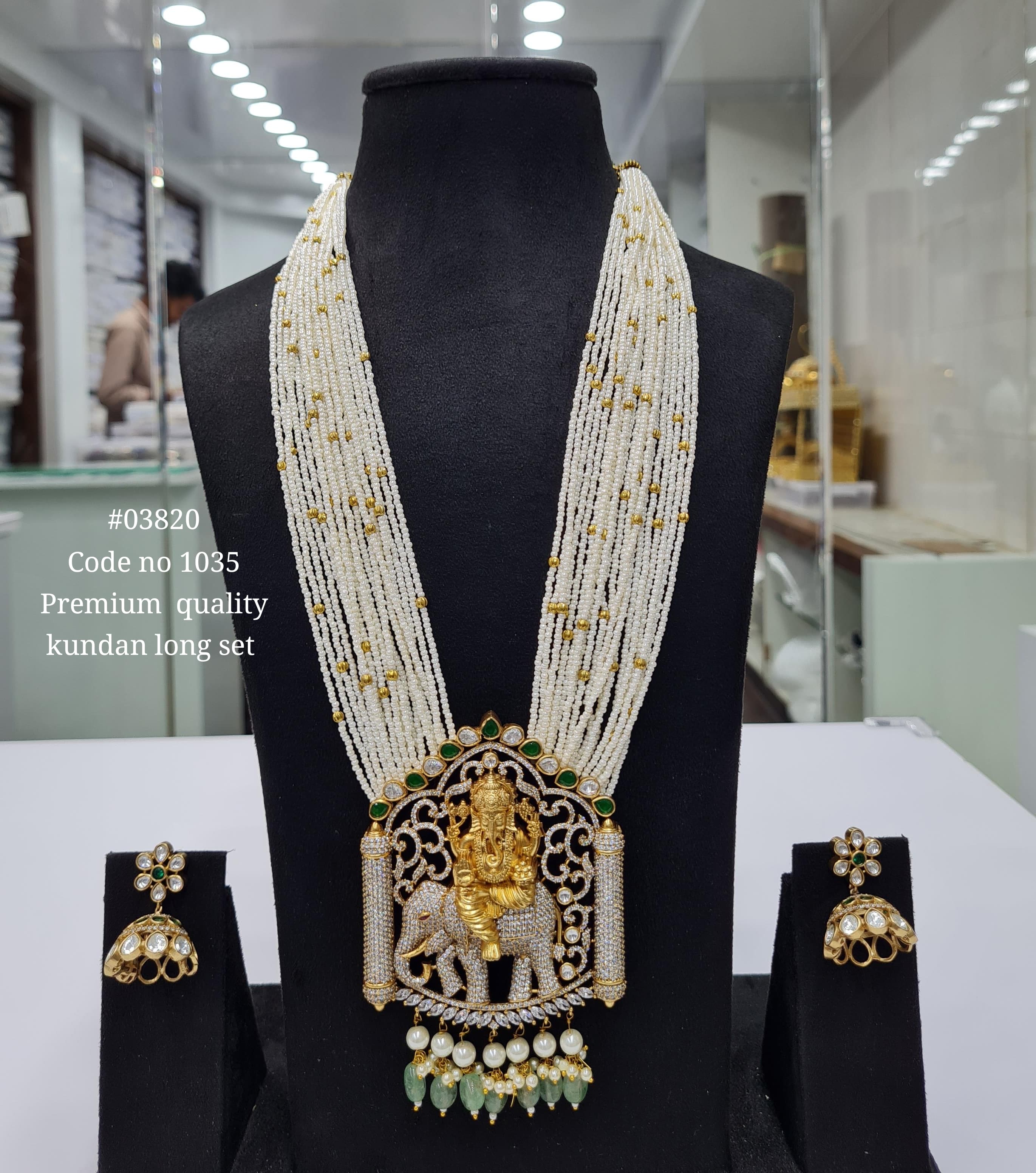 Kundan Temple Pendant 03820 - 4