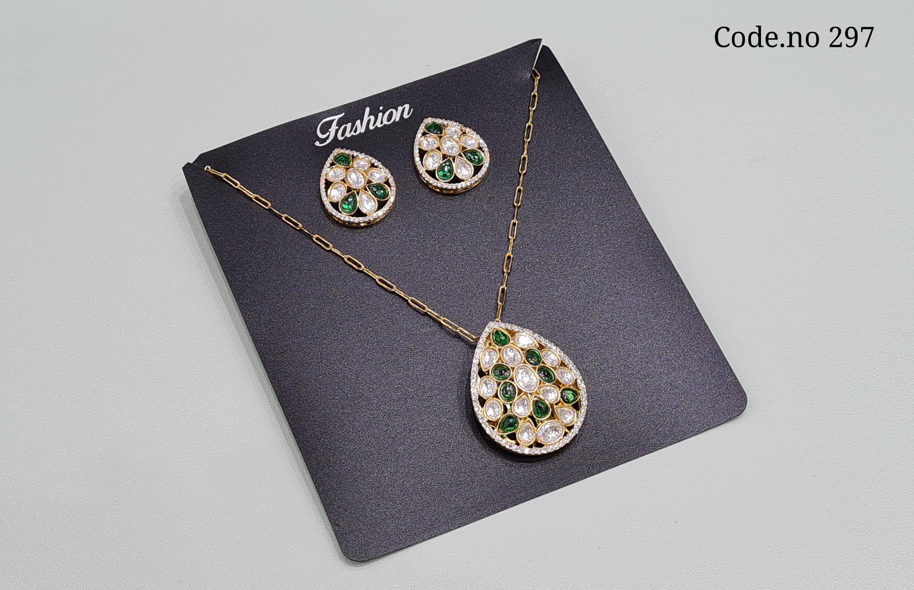 Kundan Pendant 03412 - 4