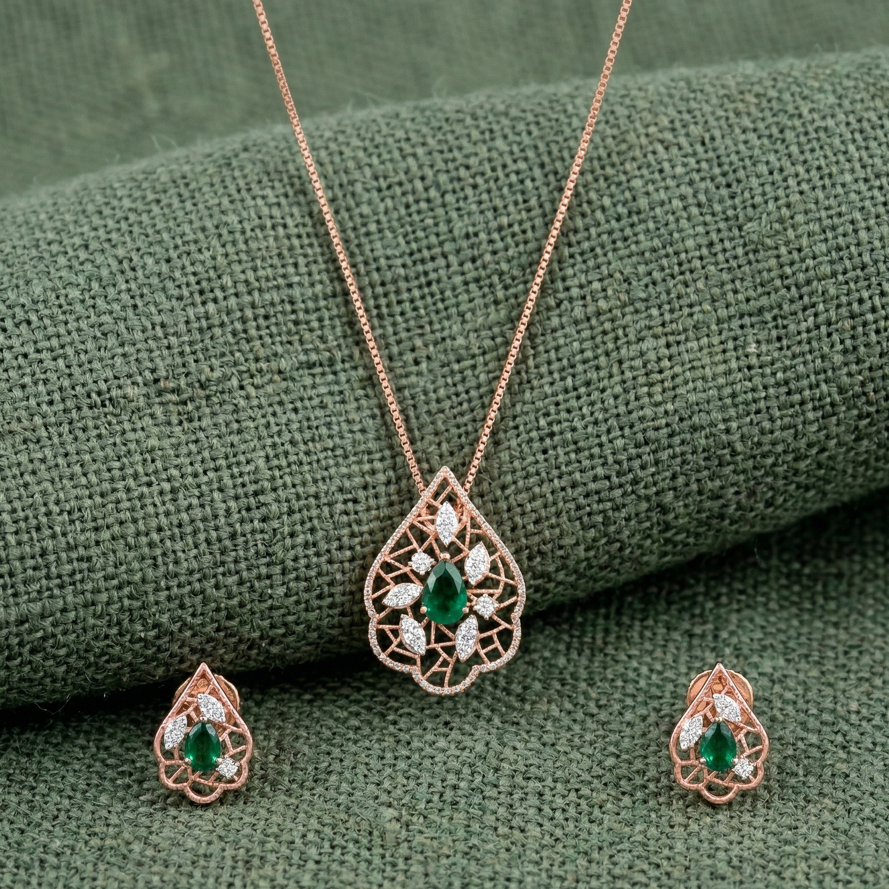 Crown Shine Diamond Pendant Set