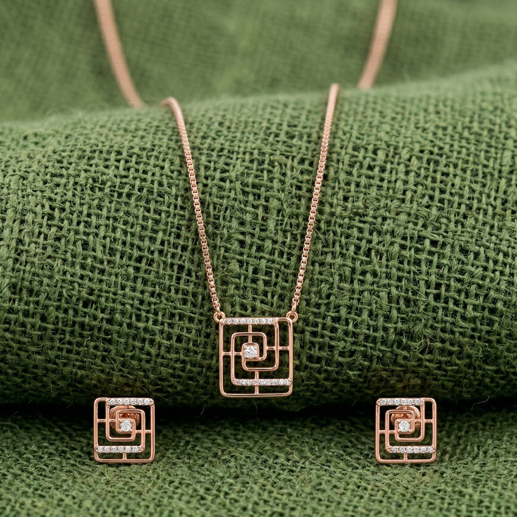 Luxe Halo Diamond Pendant Set