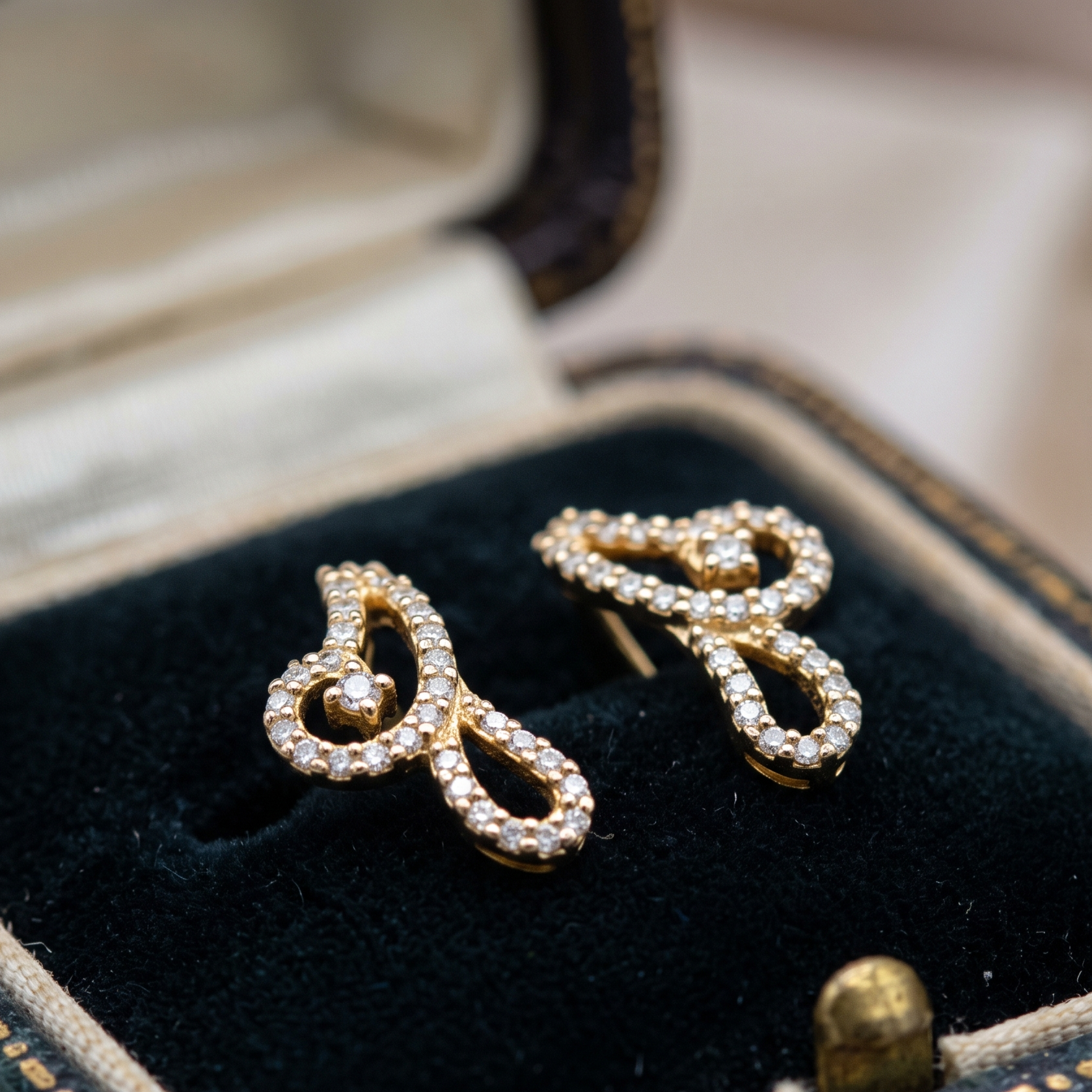 Graceful Leaf Design Diamond Earrings