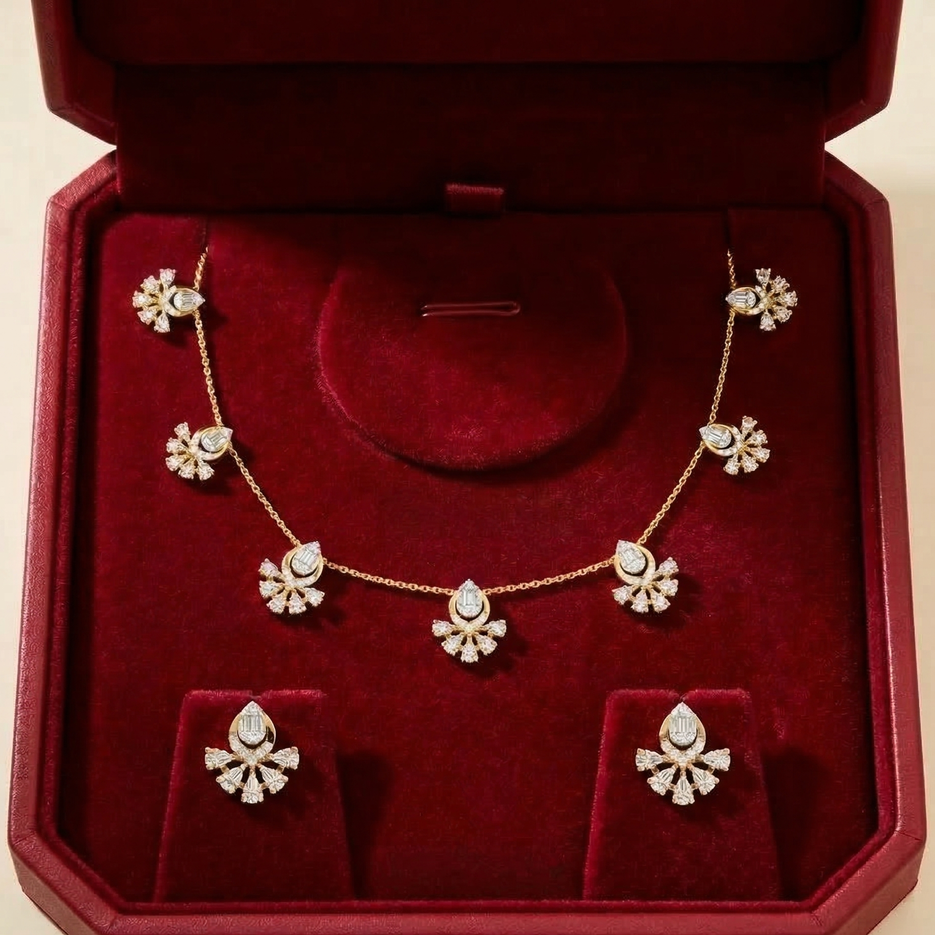 Luxury Diamond Classic Necklace Set