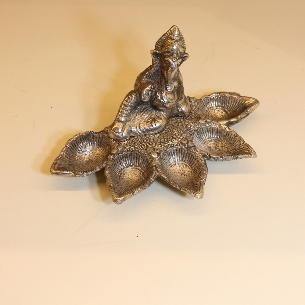 5 Diya Ganesh