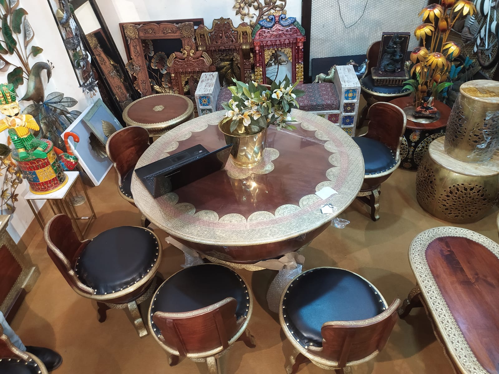 Wdn Dining Table/7 Brass Ftd