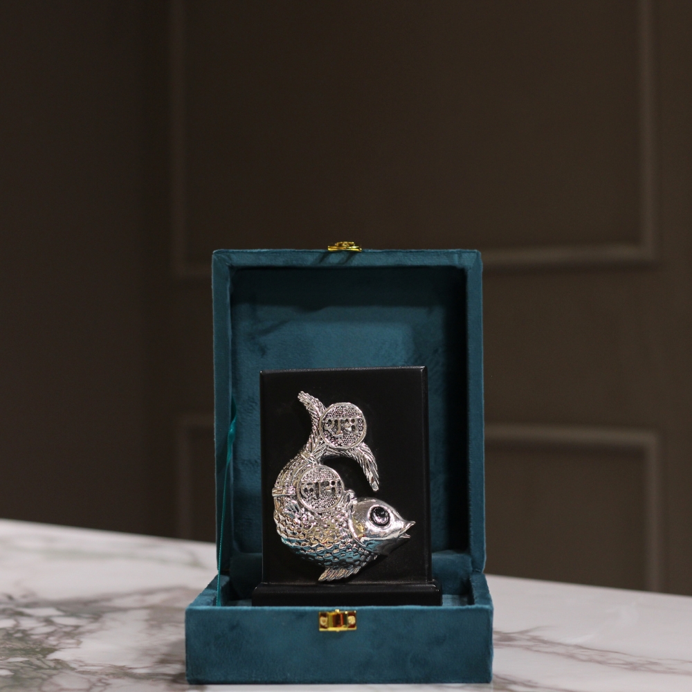 Fish Stand Clad Silver W/b