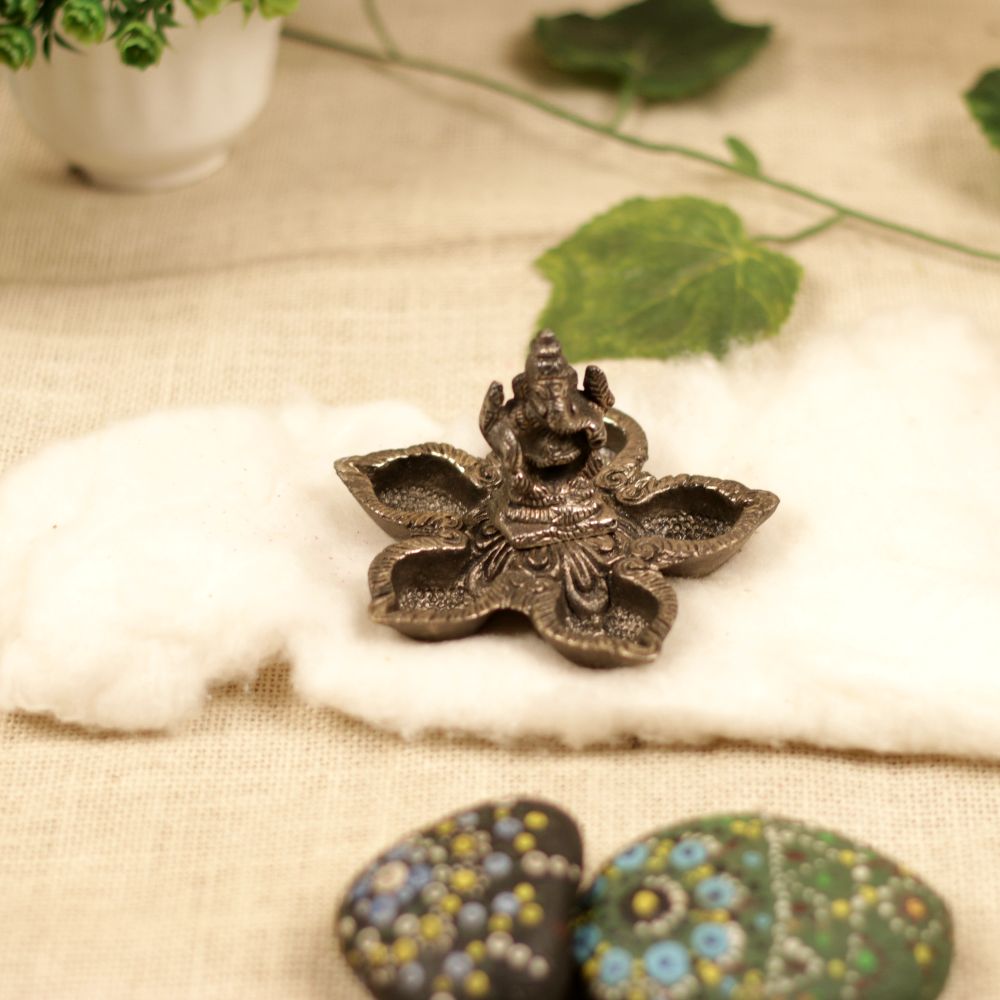 METAL SILVER GANESH WITH 5 DIA - 4