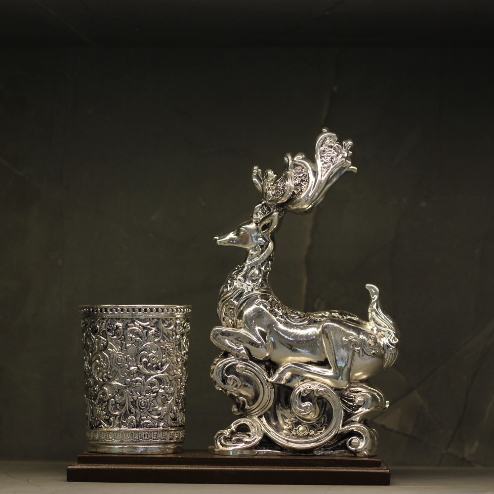 Deer Pen Stand Clad Silver W/b
