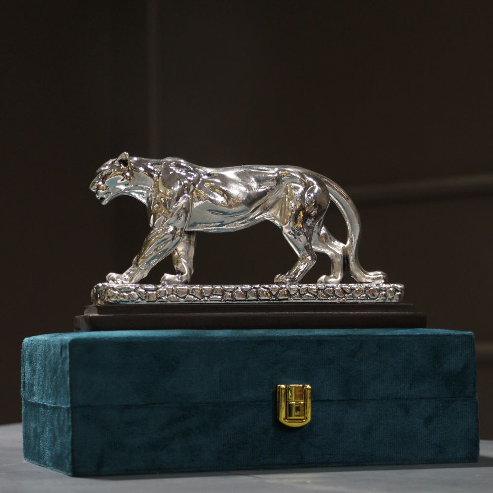 Tiger Clad With Silver W/b