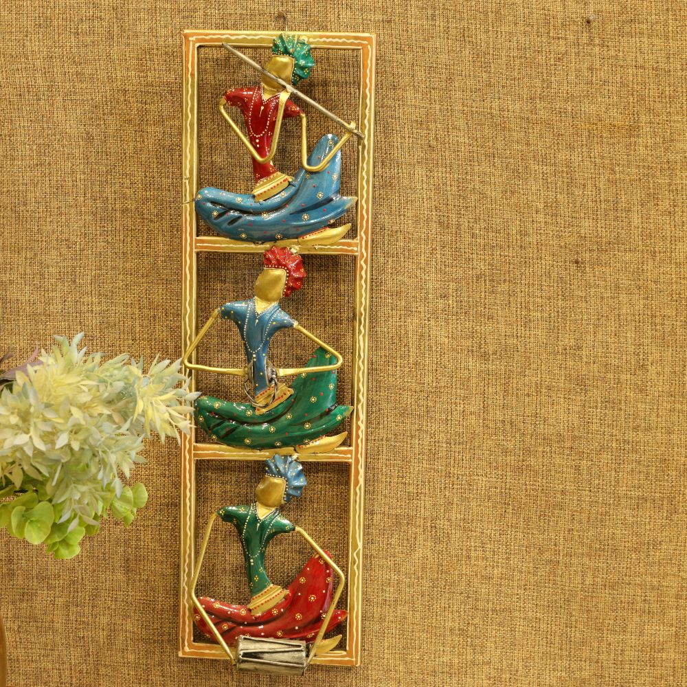 IRON PAINTED WALL MUSICAL 3 SITTING MAN FRAME  SMALL .